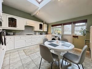 Kitchen Diner- click for photo gallery